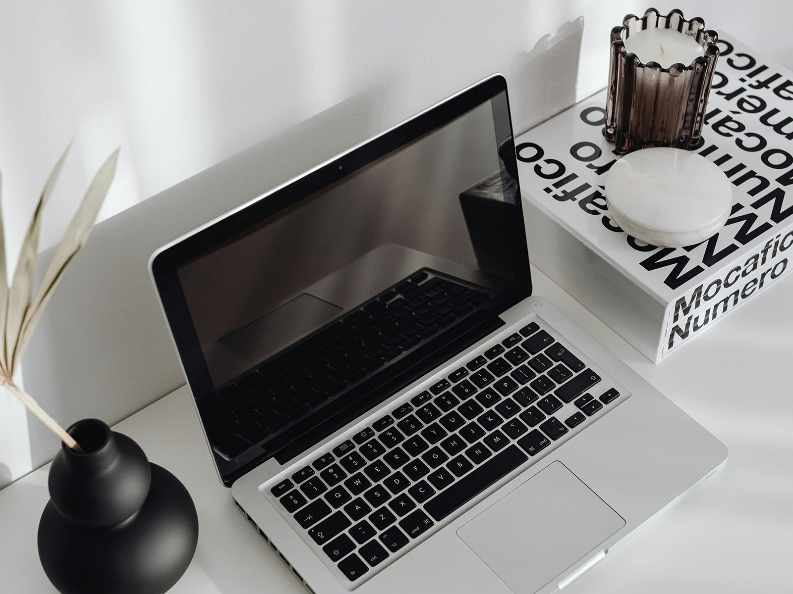 Warren UC - Private International College Consulting - Simplifying College Applications- An Introduction to the Common App blog post - laptop on white table with black vase - Pexels Karolina Grabowska