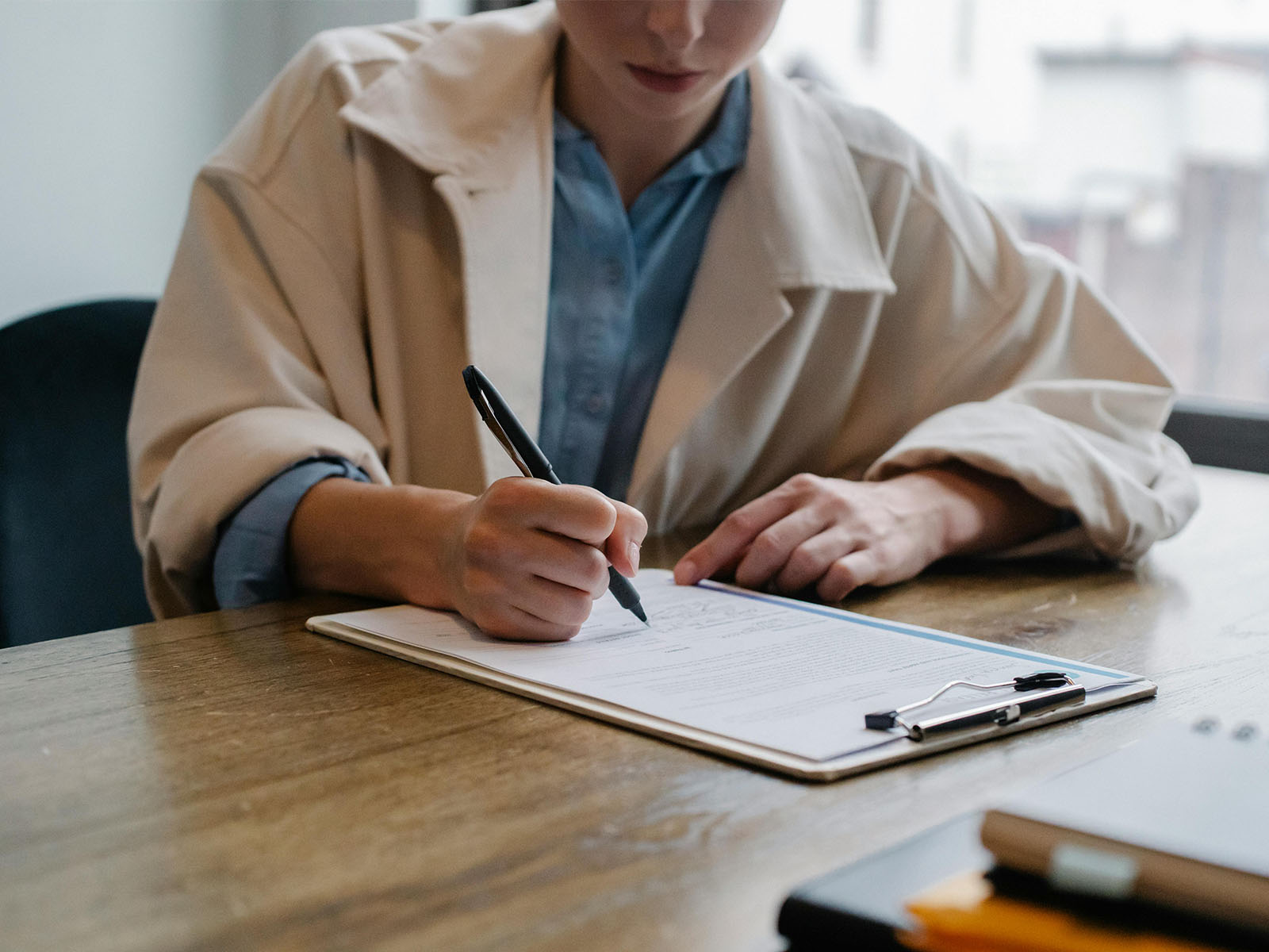 Warren UC - Private International College Consulting - Application Strategy for the US blog - Woman at desk filling in application - Pexels Sora Shimazaki