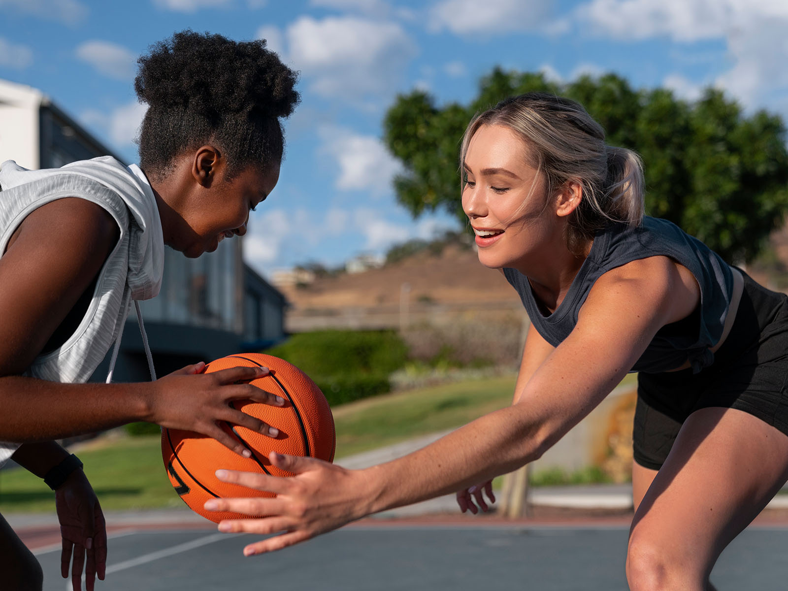 Warren UC - Private International College Consulting - Boost Your College Applications with Strategic Activities webinar - Two women playing basketball - Freepik