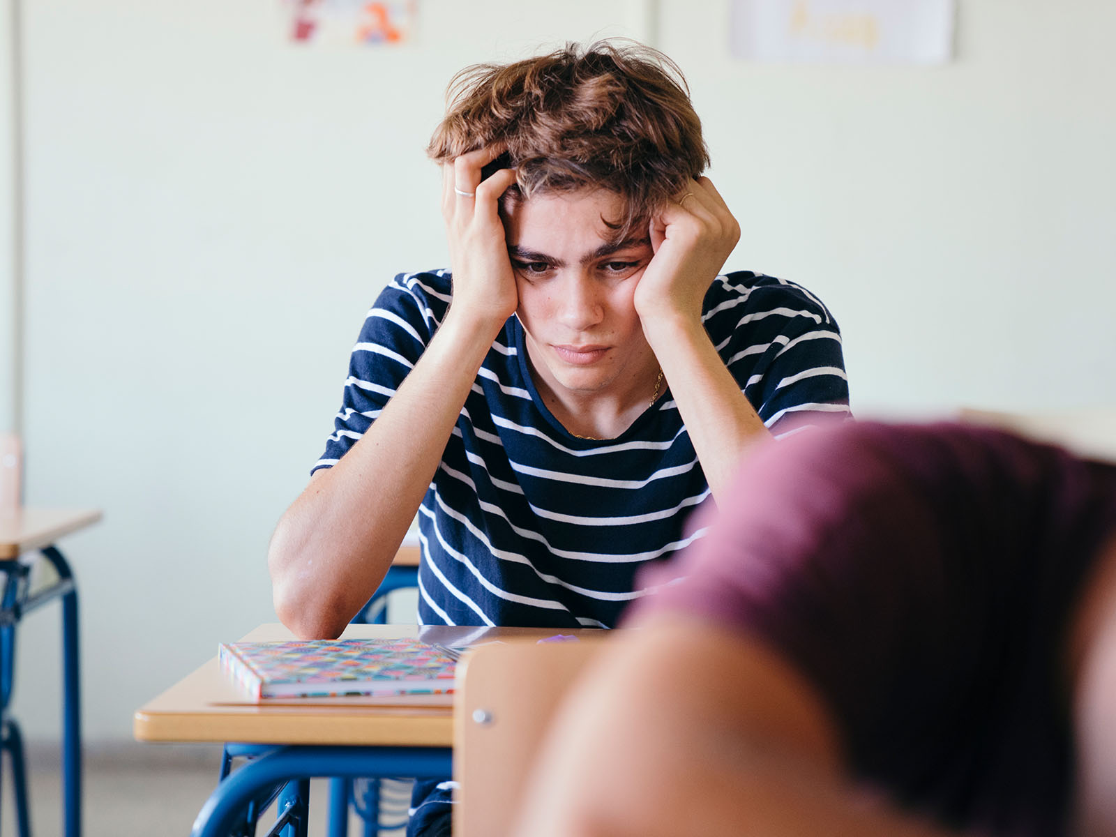 Warren UC - Private International College Consulting - The RD Countdown and Beyond- Application Strategy and Avoiding Pitfalls webinar - Young man holding head looking unhappy - Freepik