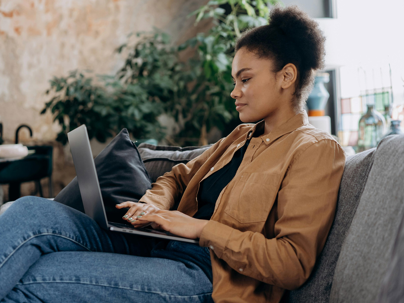 Warren UC - Private International College Consulting - How to Choose the Right Undergraduate Business Program blog post - Young woman sitting and looking at laptop - Pexels Mikhail Nilov