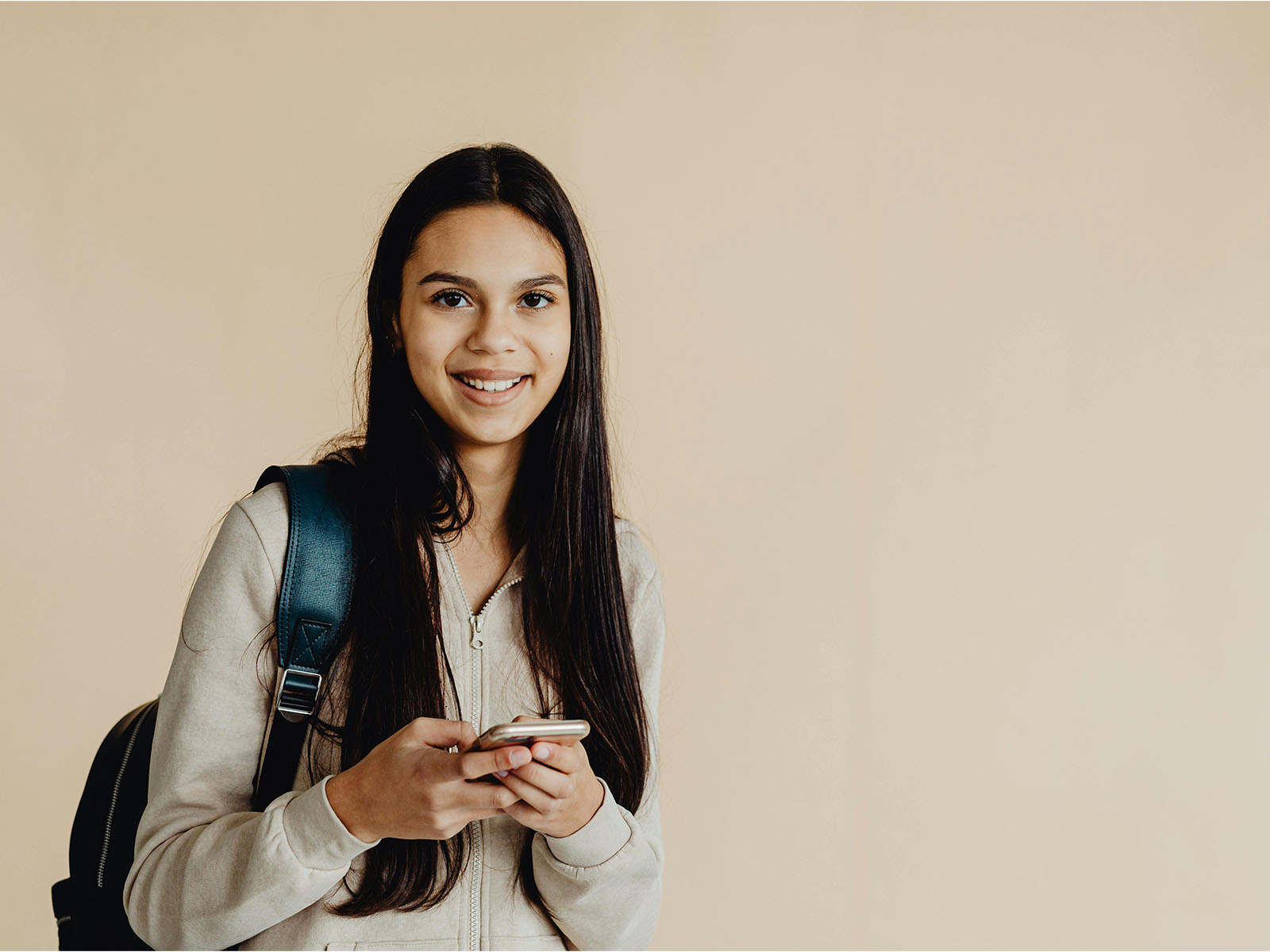 WarrenUC - Private International College Consulting - University-Ready- Senior Curriculum Tips for Success webinar - Young Woman in Beige Long Sleeves Holding a Smartphone - Pexels Kaboompics